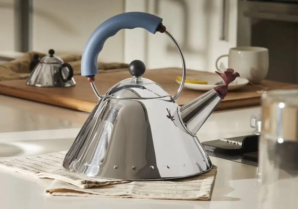 Alessi ケトル：象徴的なイタリアンデザインと笛を吹くクラシック
