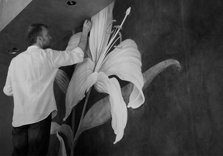 Discover the porcelain creations of Wouter Dolk, including the iconic Blomst collection with Royal Copenhagen. Explore his floral artistry. Buy now on SHOPDECOR®