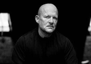 Minimalist elegance from tableware to furniture: discover Vincent Van Duysen x Serax. Iconic plates, refined seating, and timeless decor. Buy now on SHOPDECOR®