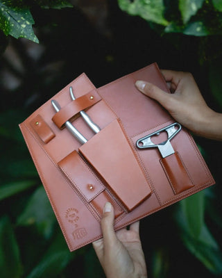 L'Atelier du Vin x Felco tire-bouchon et sécateur dans une pochette en cuir