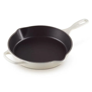 Le Creuset Signature cast iron round Skillet Le Creuset Meringue 26 cm - 10 1 4 in - Buy now on ShopDecor - Discover the best products by LE CREUSET design