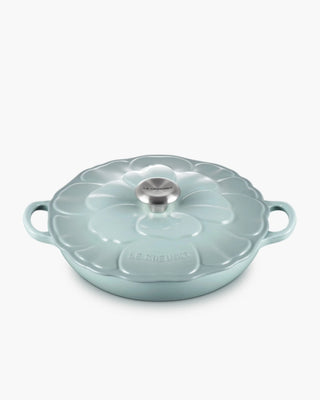 Le Creuset Signature cast iron petal shallow casserole diam. 26 cm - 10.24 in Le Creuset Sea Salt - Buy now on ShopDecor - Discover the best products by LE CREUSET design