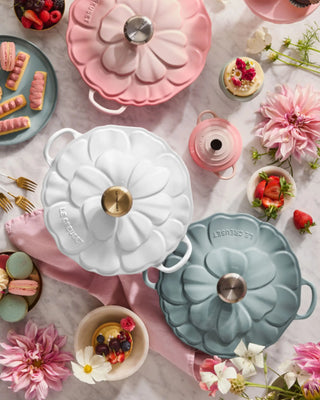 Le Creuset Signature cast iron petal shallow casserole diam. 26 cm - 10.24 in - Buy now on ShopDecor - Discover the best products by LE CREUSET design