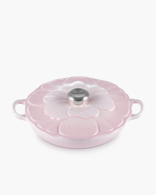 Le Creuset Signature cast iron petal shallow casserole diam. 26 cm - 10.24 in Le Creuset Shell Pink - Buy now on ShopDecor - Discover the best products by LE CREUSET design