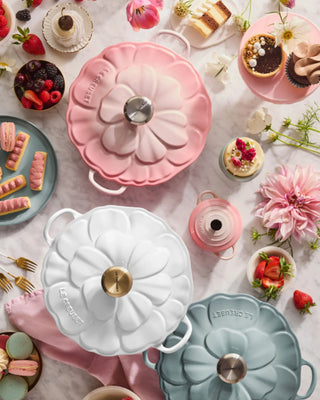 Le Creuset Signature cast iron petal shallow casserole diam. 26 cm - 10.24 in - Buy now on ShopDecor - Discover the best products by LE CREUSET design