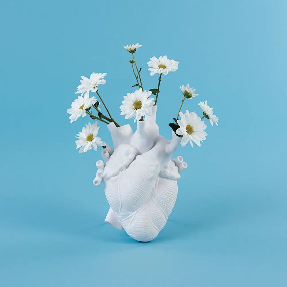 SelettiによるLove In Bloom：象徴的なハートの花瓶と芸術的な装飾