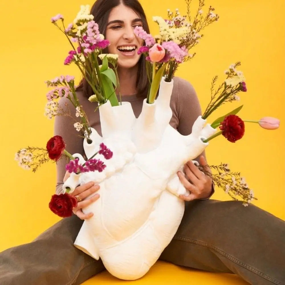 SelettiによるLove In Bloom：象徴的なハートの花瓶と芸術的な装飾
