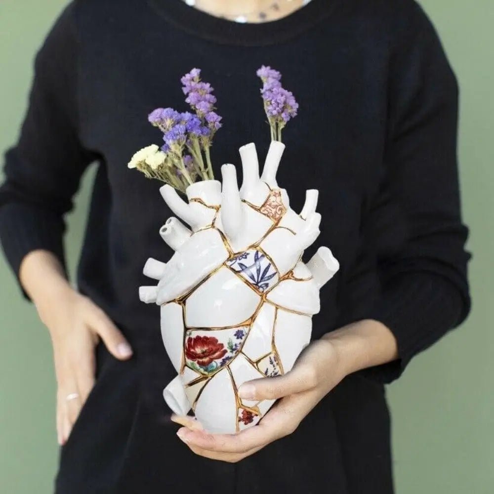SelettiによるLove In Bloom：象徴的なハートの花瓶と芸術的な装飾