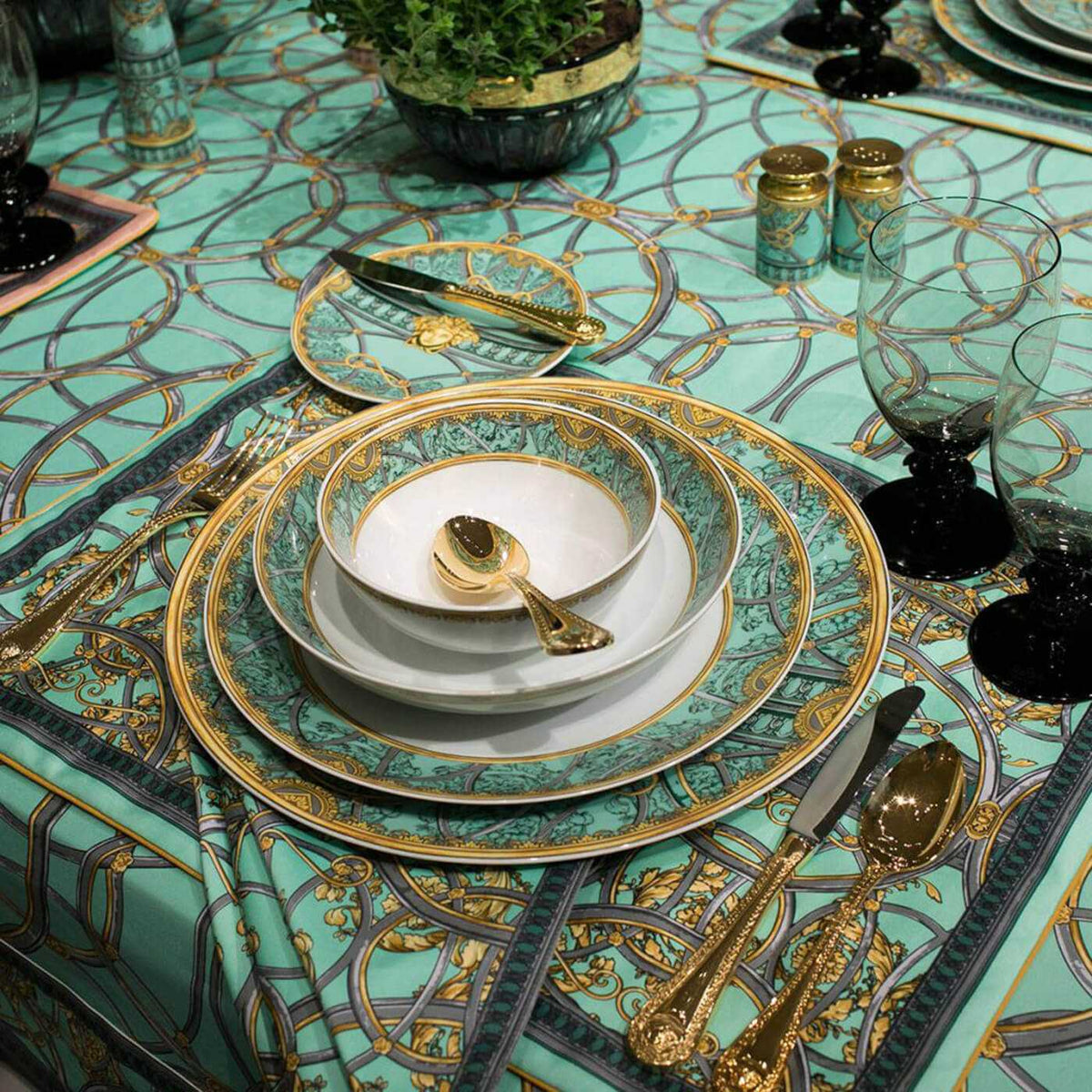 Versace meets Rosenthal La scala del Palazzo Plate diam. 17 cm. pink