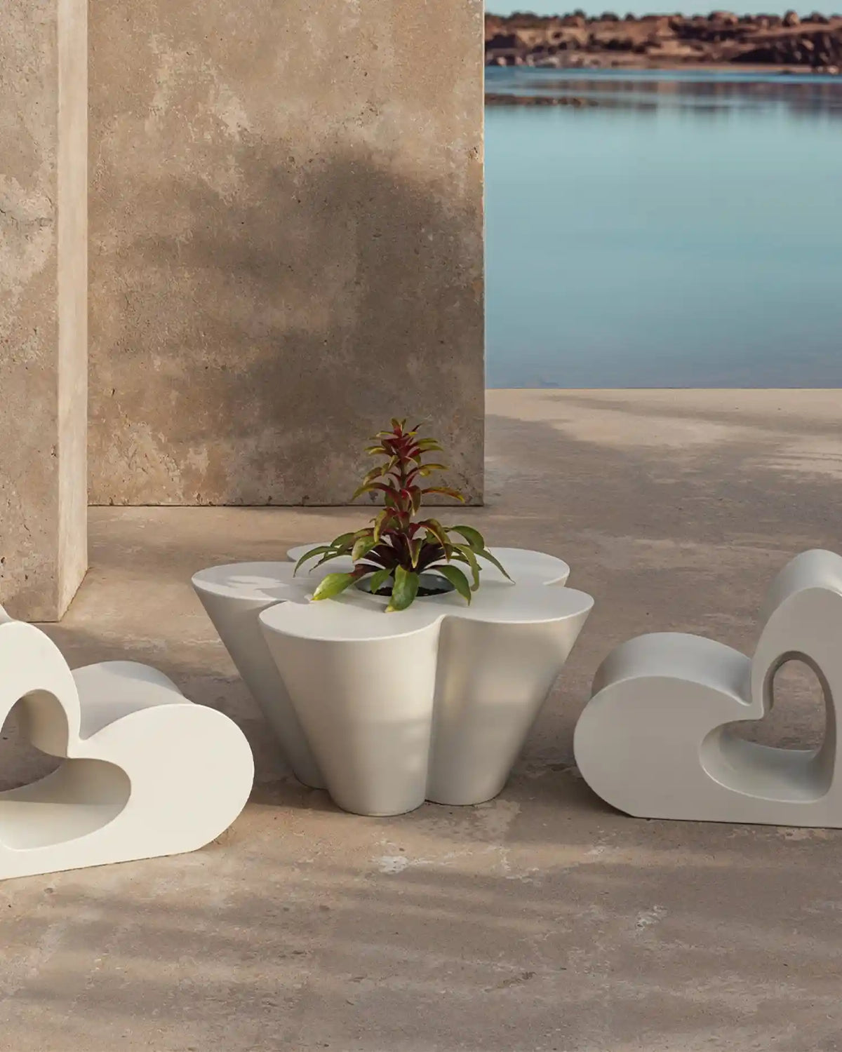 Vondom Agatha Planter ポリエチレン製花器、Ruiz De La Prada デザイン