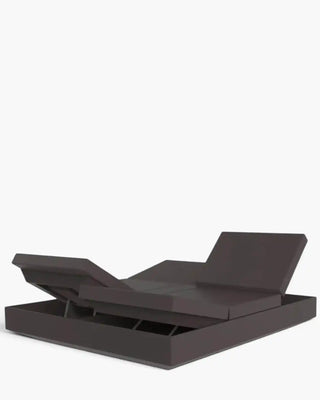 Vondom Vela reclyning daybed in polyethylene with upholstered cushion