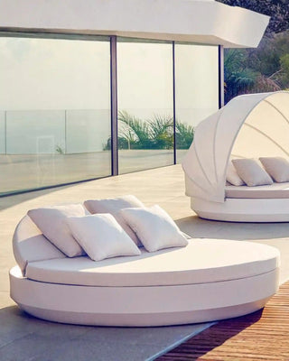 Vondom Vela reclyning daybed round in polyethylene with upholstered cushion