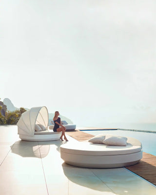 Vondom Vela reclyning daybed round in polyethylene with upholstered cushion