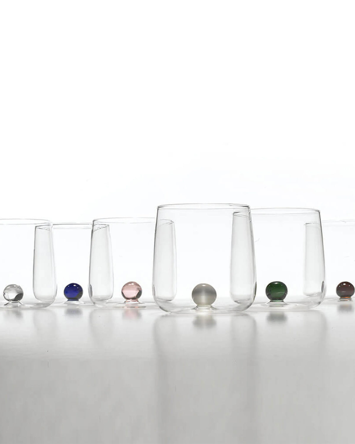 Aapje Van Gekleurd Glas – Een Symbool Van 2016 Stock Afbeelding Aapje Van Gekleurd Glas – Een Symbool Van 2016 Stock Afbeelding